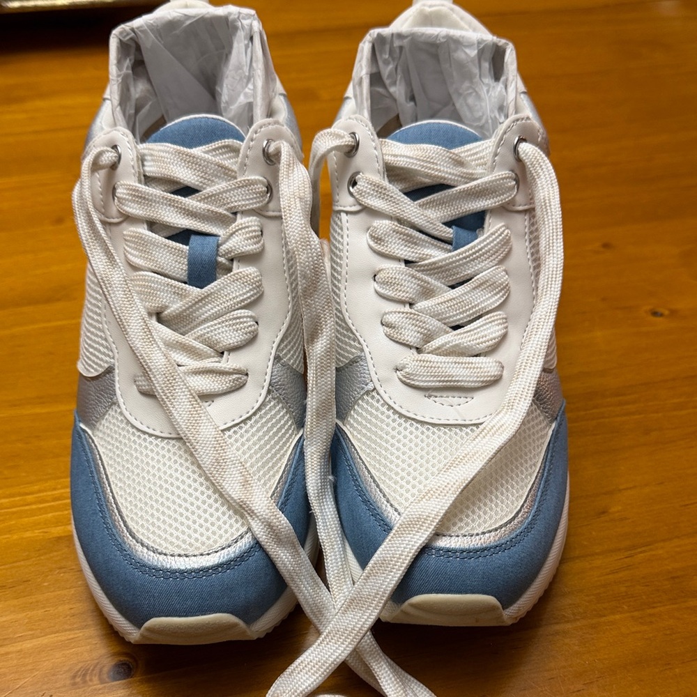 J Slides White and Light Blue Women's Fashion Sneakers 8.5M - Picture 2 of 12